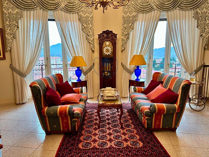 Appartamento con 8 locali in vendita in Piazza Molines, Giaveno