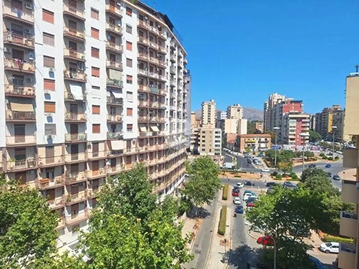 Appartamento con 8 locali in vendita in Via Trinacria, Palermo