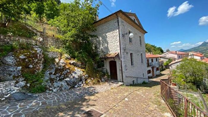 Casa quadrilocale in vendita in Via Costa Ospedale, Carovilli