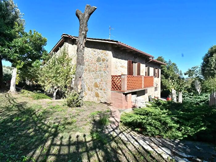 Appartamento con 8 locali in vendita in Via Tagliata, Murlo