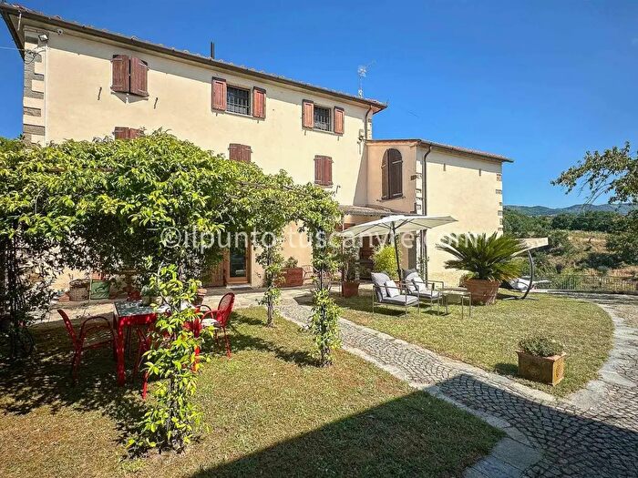 Casa con 10 locali in vendita in Pistoia