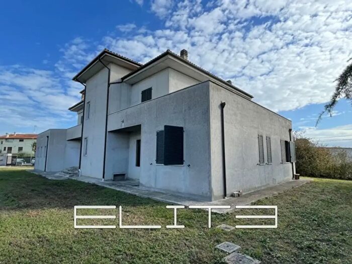 Casa con 8 locali in vendita in Osimo