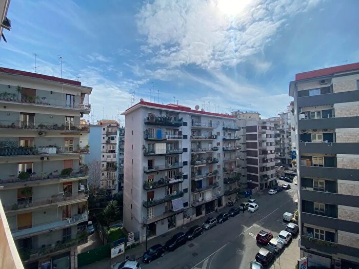 Appartamento con 5 locali in vendita in Via Luigi Caldieri, Napoli