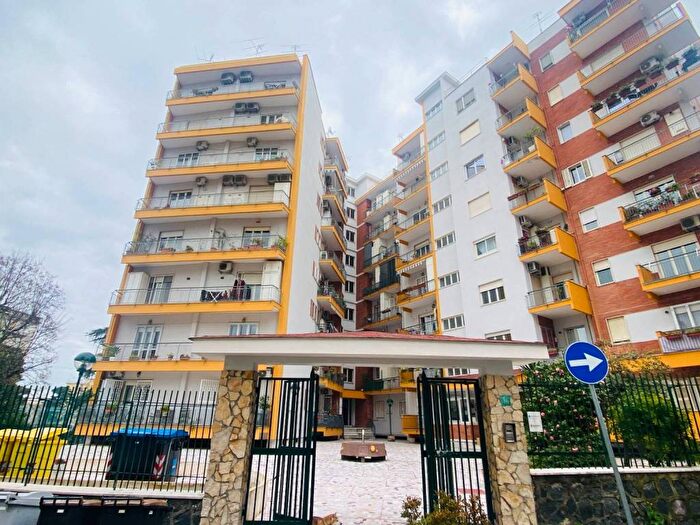 Appartamento trilocale in affitto in Viale degli Oleandri, Colli Aminei Capodimonte, Napoli