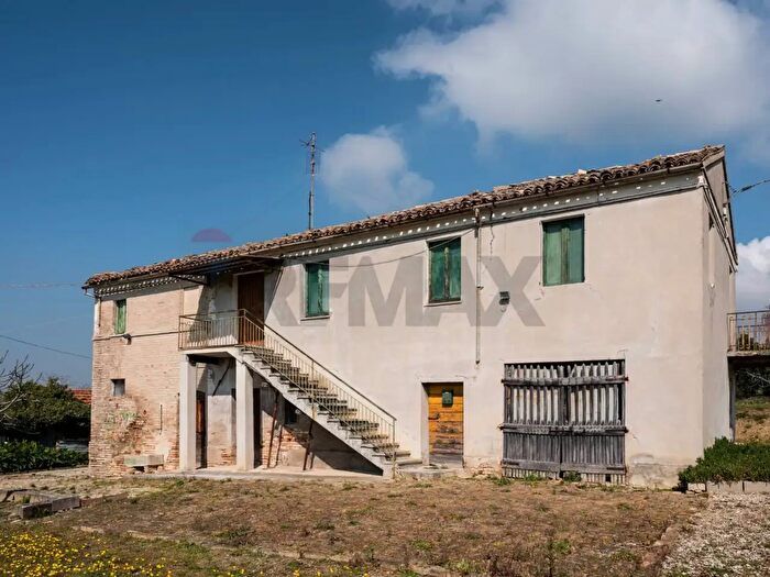 Casa con 8 locali in vendita in Recanati