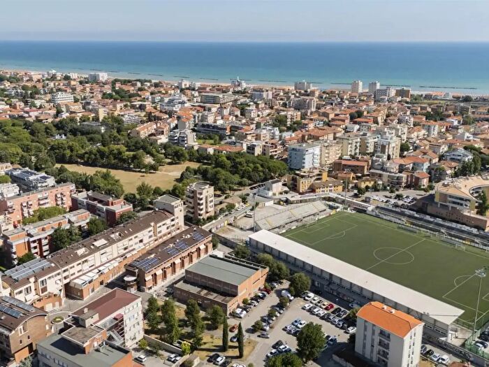 Casa con 5 locali in vendita in Via Stadio, Senigallia