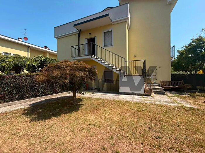 Appartamento con 5 locali in vendita in Via Mameli, Arcisate