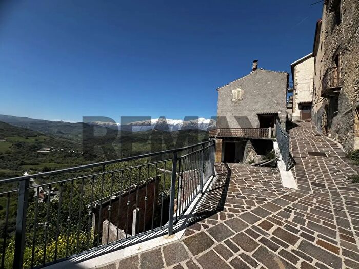 Casa con 6 locali in vendita in Altino