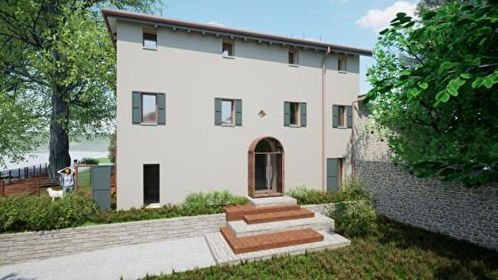 Casa con 5 locali in vendita in Albinea
