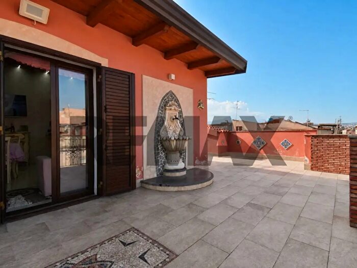 Casa con 14 locali in vendita in Via Cordai, Catania
