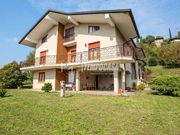 Casa con 8 locali in vendita in Via Fontana Pietro Roux, Carobbio Degli Angeli