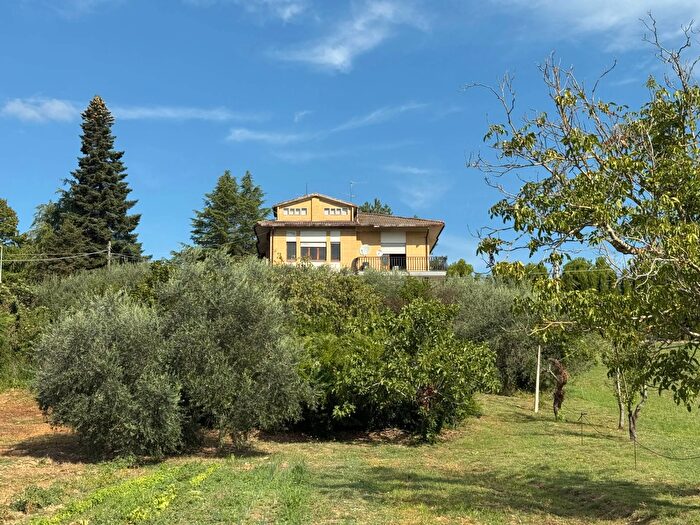 Casa con 15 locali in vendita in Rapagnano