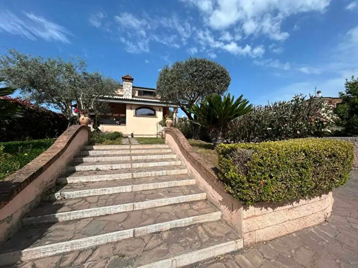 Casa quadrilocale in affitto in Via Edoardo Ruppel, Roma