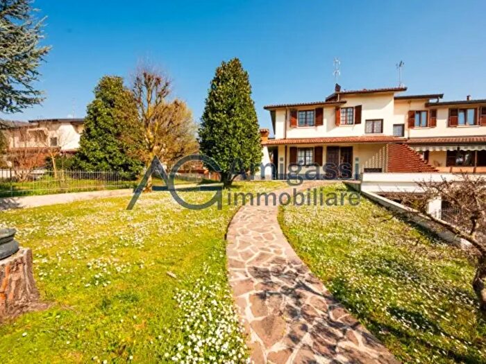 Casa con 6 locali in vendita in Via Rivi, Zandobbio