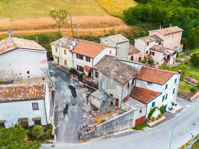 Casa con 8 locali in vendita in Frazione San Giovanni, Fabriano