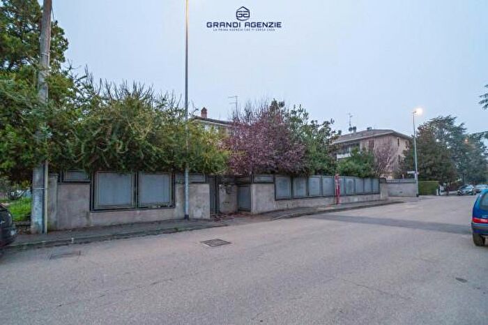 Casa con 6 locali in vendita in Strada Battibue, Parma