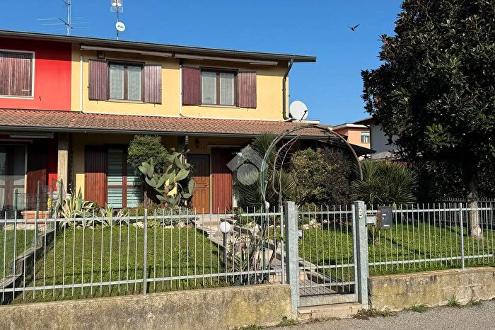 Casa quadrilocale in vendita in Via Interna Cappellazzi, Monte Cremasco