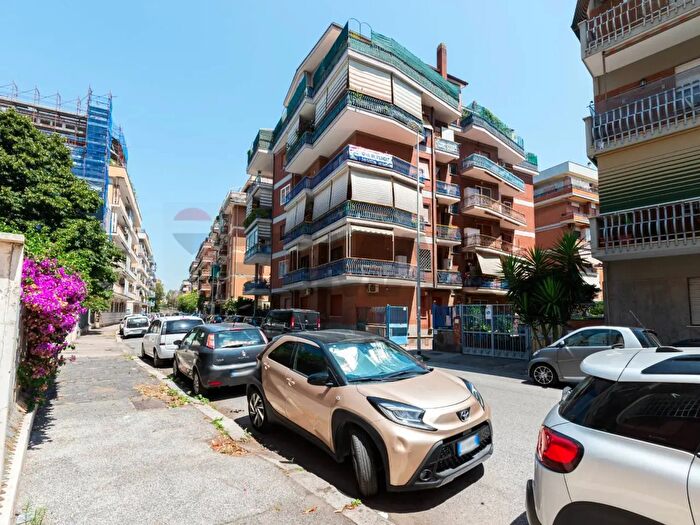 Appartamento bilocale in vendita in Via Ammiraglio Marzolo, Roma