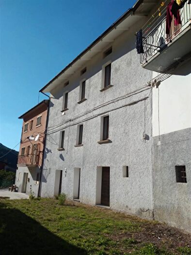 Casa con 10 locali in vendita in Cantiano
