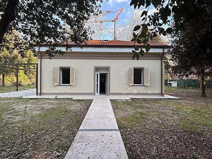 Casa con 9 locali in vendita in Massa