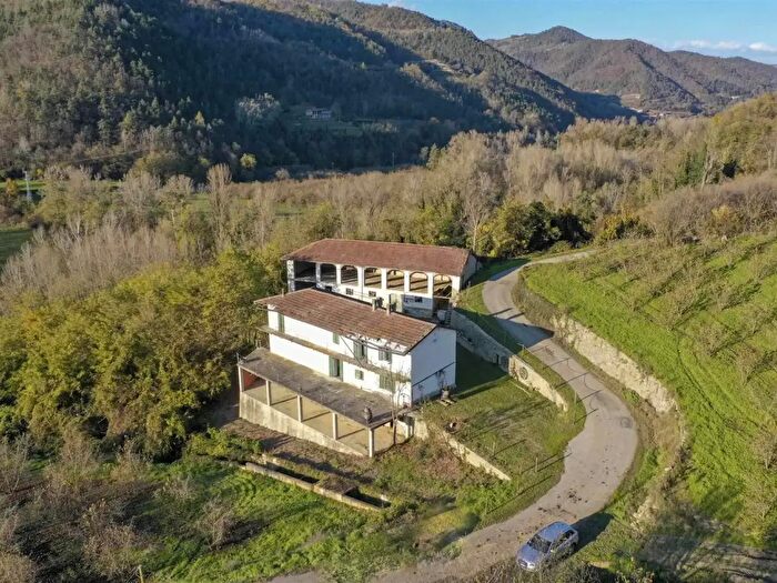 Casa con 8 locali in vendita in Via Lupoggio, Bosia