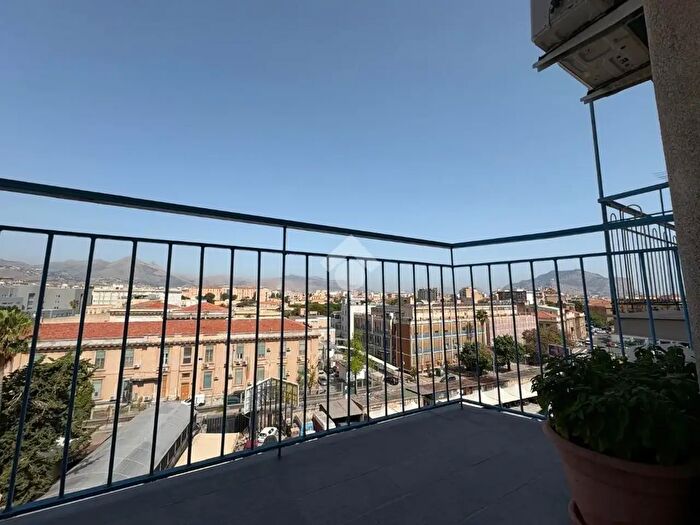 Appartamento trilocale in vendita in Piazza Durante Francesco, Palermo