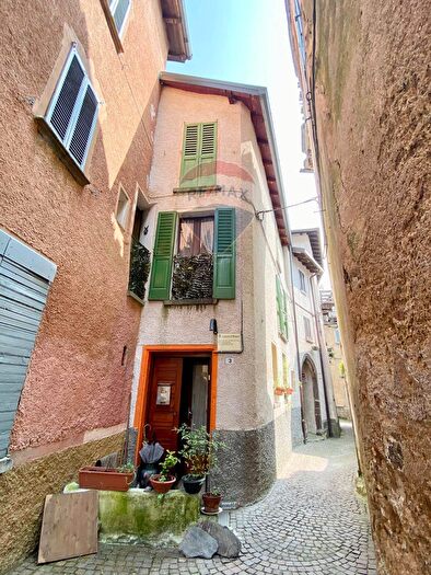 Casa con 8 locali in vendita in Margno