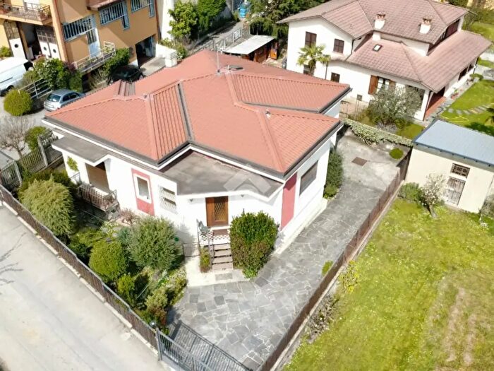 Casa trilocale in vendita in Via Arturo Toscanini, Renate