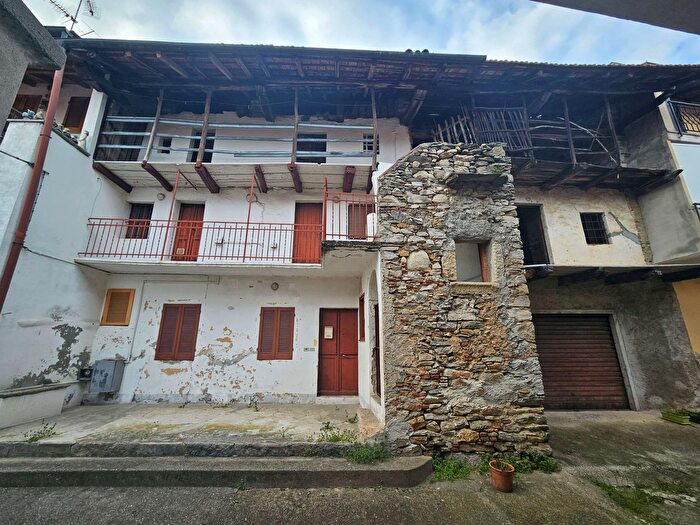 Casa con 8 locali in vendita in Nebbiuno