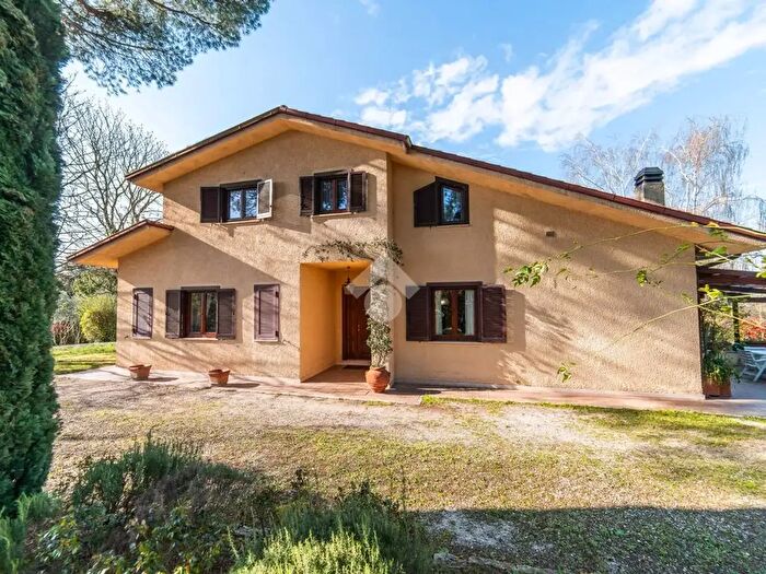 Casa con 10 locali in vendita in Strada Querciaiolo, Viterbo