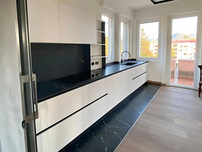 Appartamento con 6 locali in vendita in Via Maria Virginia Staurenghi, Varese