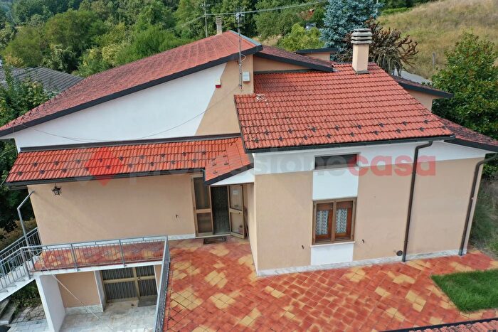 Casa con 5 locali in vendita in Via Comunale Loc Colognola Snc, Piazza Al Serchio