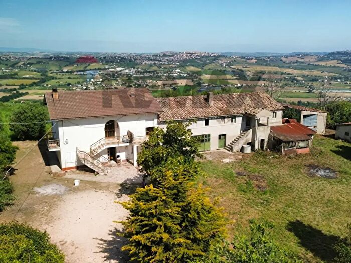 Casa quadrilocale in vendita in Contrada Bore di Tenna, Fermo