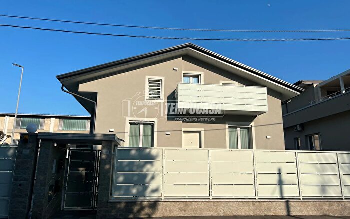 Casa con 9 locali in vendita in Via Monte Rosa, Legnano