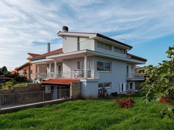 Casa quadrilocale in vendita in Via Verona, Anzio