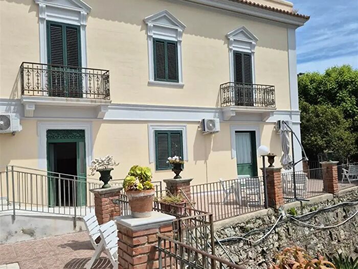 Casa con 13 locali in vendita in Via Tremonti, Messina