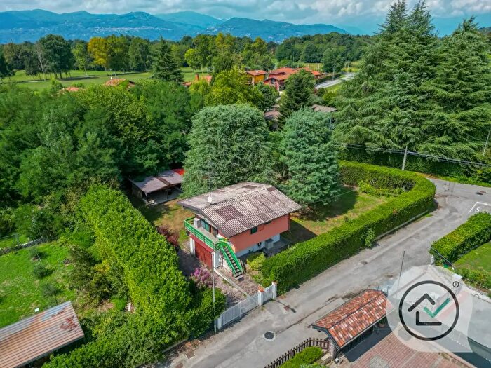 Casa con 5 locali in vendita in Via Alcide De Gasperi Snc, Ispra