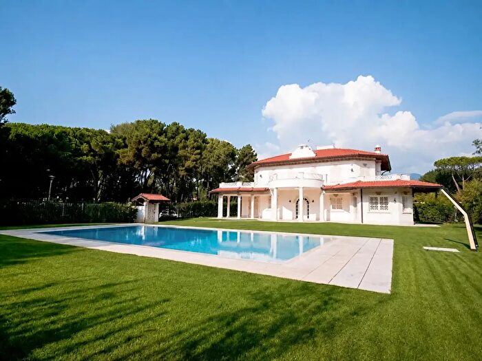 Casa con 20 locali in vendita in Via Matteo Civitali, Forte Dei Marmi