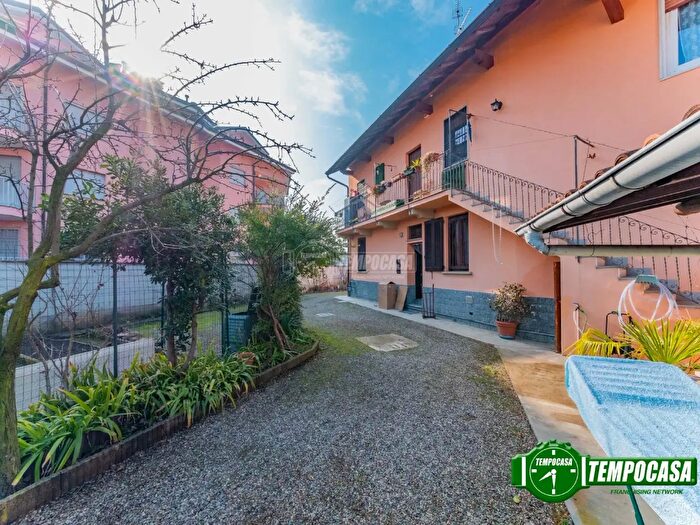 Appartamento trilocale in vendita in Via Madonna Pellegrina, Bareggio