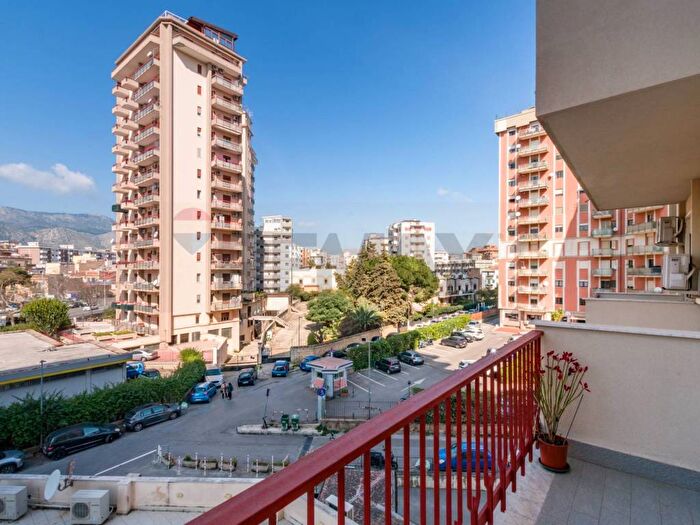 Appartamento con 5 locali in affitto in Via Eduardo Calandra, San Lorenzo, Palermo