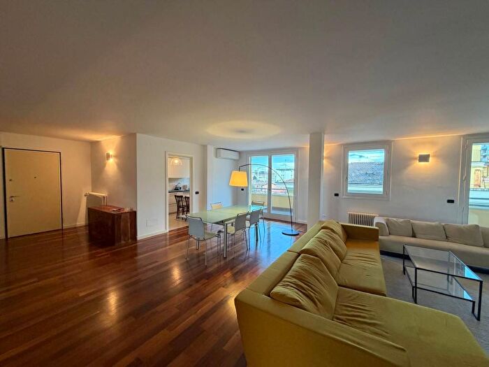 Appartamento con 6 locali in affitto in Viale Virginia Reiter, Viali, Modena