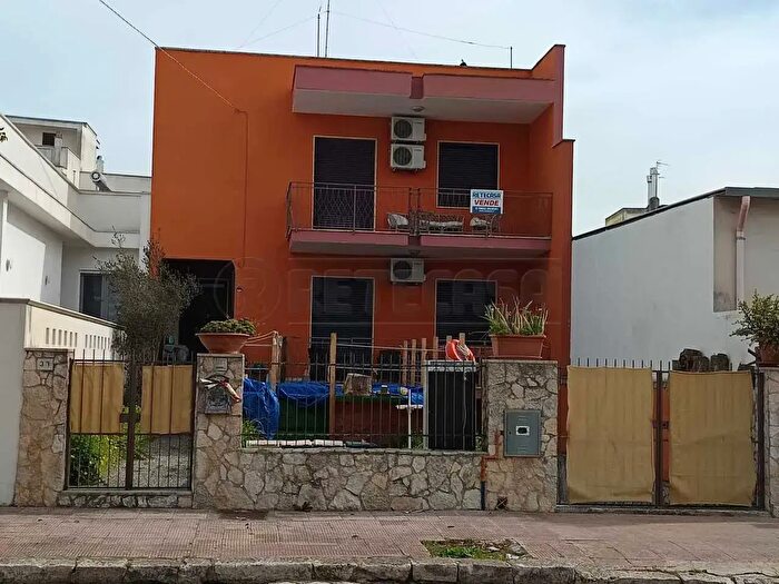 Casa con 7 locali in vendita in Via De Gasperi, Sannicola