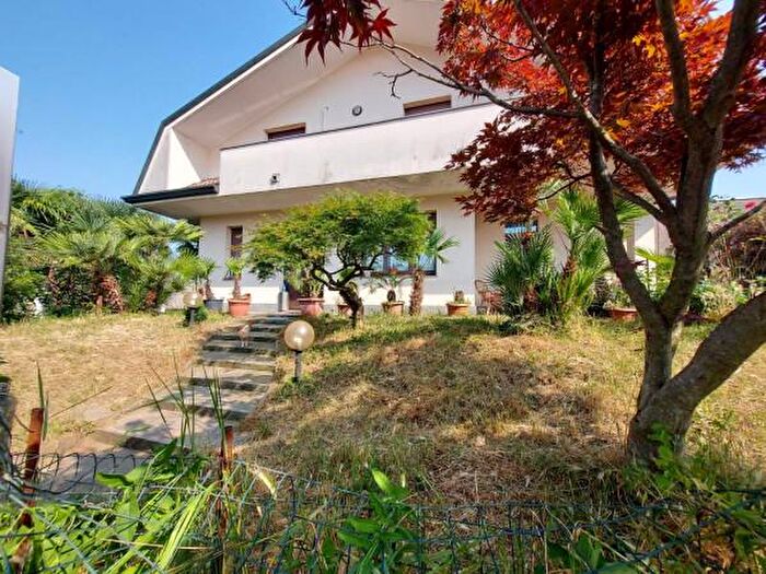 Casa quadrilocale in vendita in Via Maggio, Busto Garolfo