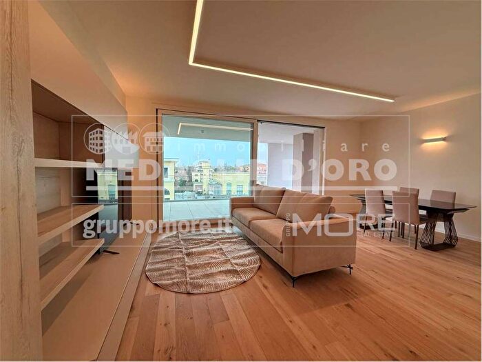 Appartamento con 5 locali in affitto in adze Via C Sigonio, Buon Pastore Parco Amendola, Modena