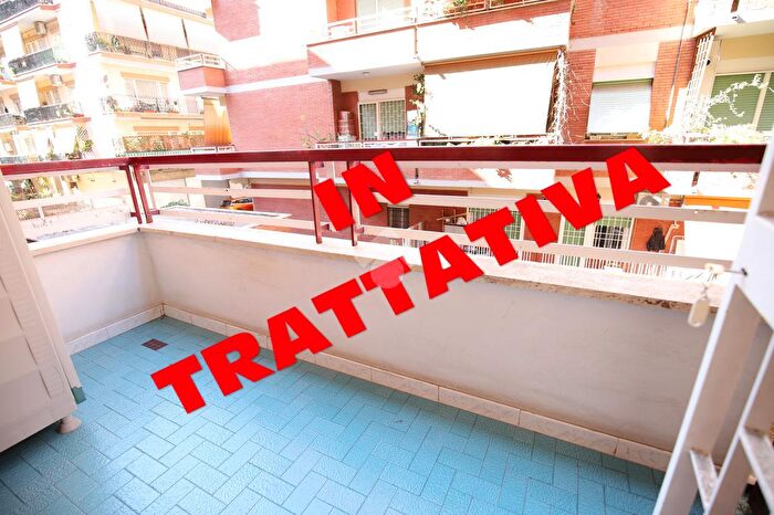 Appartamento trilocale in vendita in Via delle Gondole, Roma