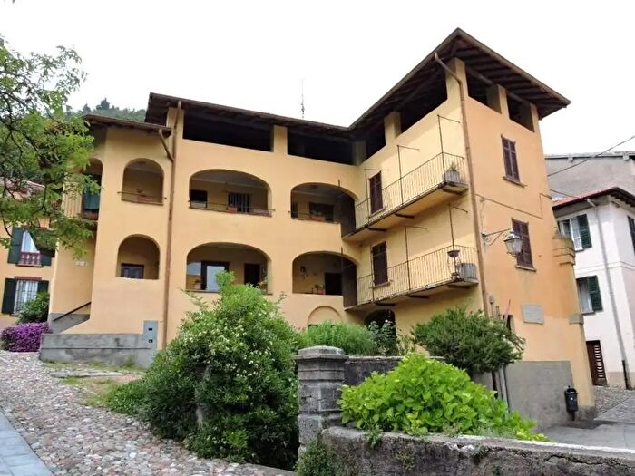 Casa con 6 locali in vendita in Via Chioso, Castello Cabiaglio