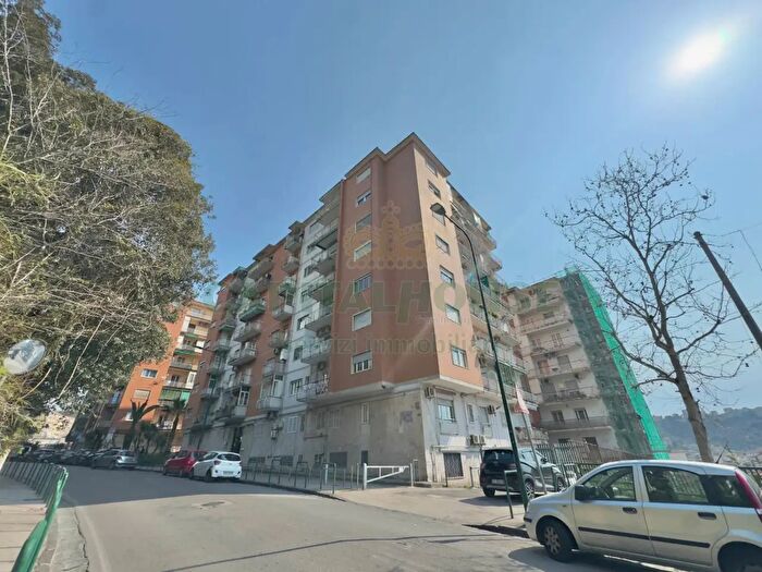 Appartamento trilocale in vendita in Via Terracina, Napoli