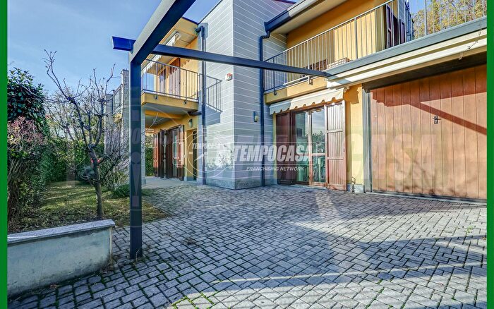 Casa quadrilocale in vendita in Comerio