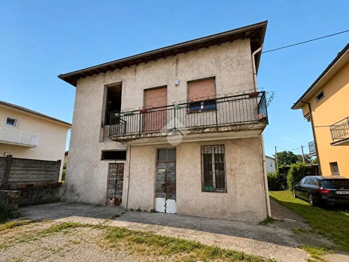 Appartamento quadrilocale in vendita in Via Fratelli Roncelli, Almenno San Bartolomeo