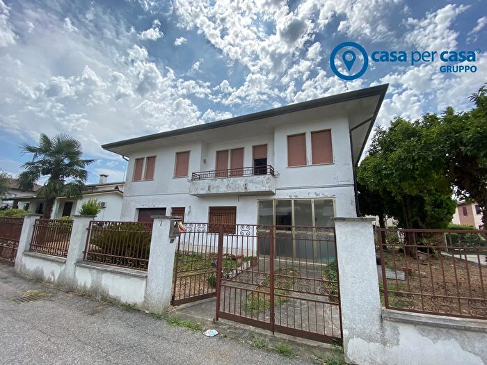 Casa con 5 locali in vendita in Via Lampertheim, Adria